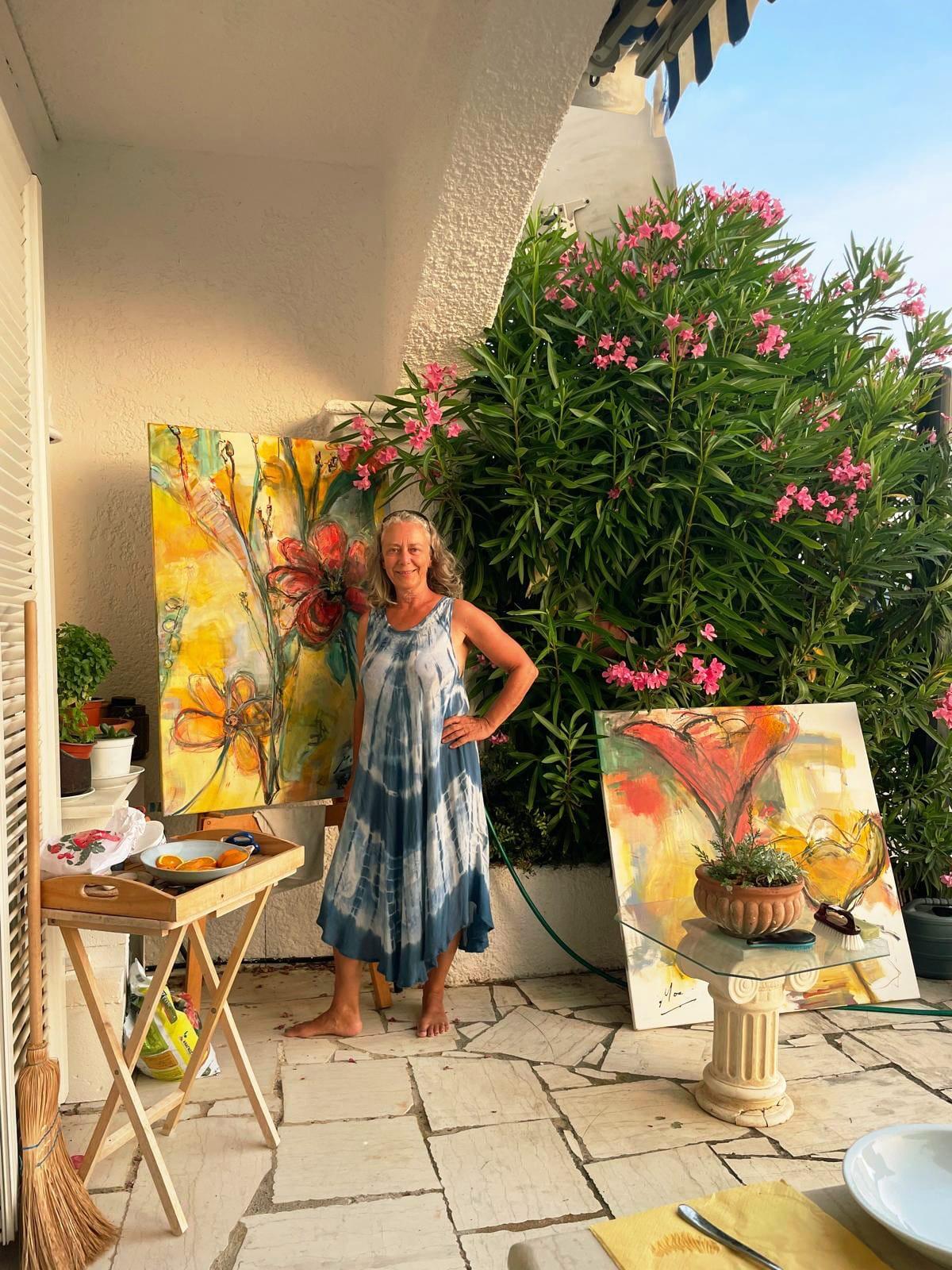 Isabella Moog zwischen floralen Gemälden